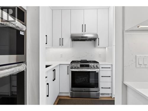 1960 Northern Flicker Court Unit# 10, Kelowna, BC - Indoor Photo Showing Kitchen
