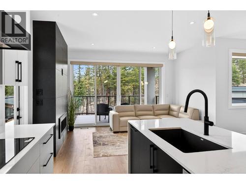 1960 Northern Flicker Court Unit# 10, Kelowna, BC - Indoor Photo Showing Kitchen With Upgraded Kitchen