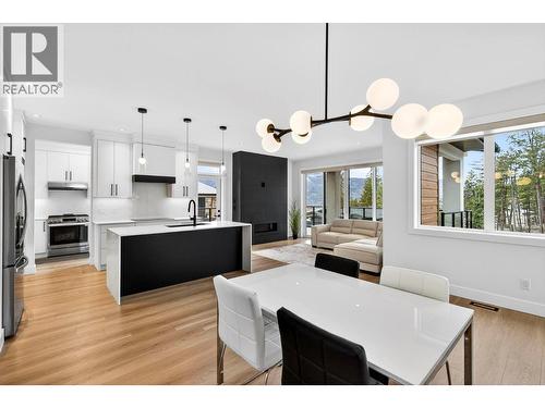1960 Northern Flicker Court Unit# 10, Kelowna, BC - Indoor Photo Showing Kitchen With Upgraded Kitchen