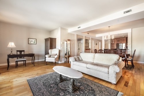 Salon - 202-1592 Av. Bourgogne, Chambly, QC - Indoor Photo Showing Living Room