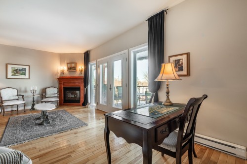Bureau - 202-1592 Av. Bourgogne, Chambly, QC - Indoor With Fireplace