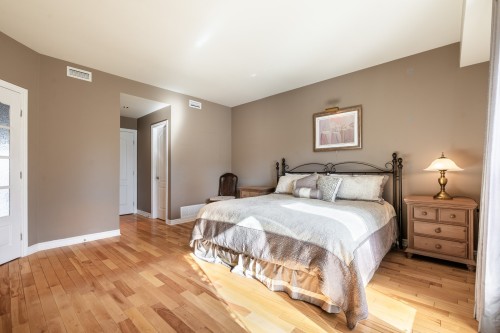 Chambre à coucher principale - 202-1592 Av. Bourgogne, Chambly, QC - Indoor Photo Showing Bedroom
