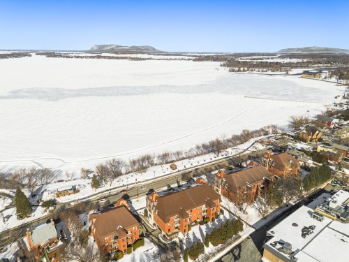 Vue sur l'eau - 202-1592 Av. Bourgogne, Chambly, QC - Outdoor With View