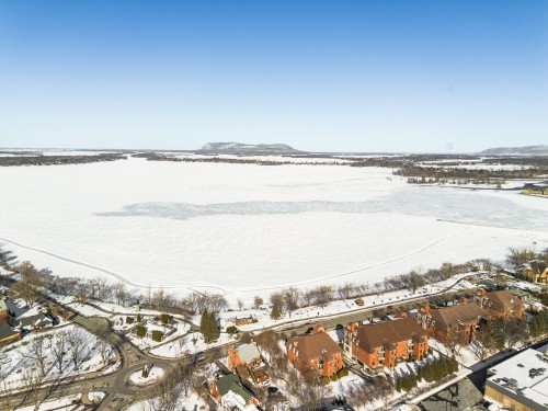 Vue sur l'eau - 202-1592 Av. Bourgogne, Chambly, QC - Outdoor With View