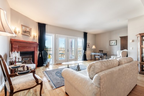Salon - 202-1592 Av. Bourgogne, Chambly, QC - Indoor Photo Showing Living Room With Fireplace