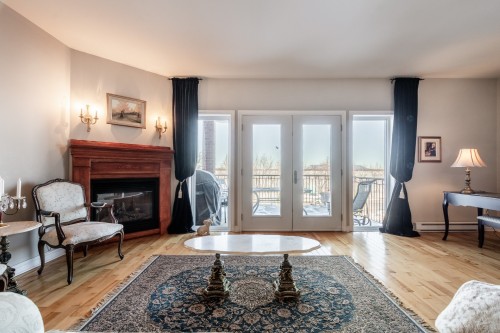 Salon - 202-1592 Av. Bourgogne, Chambly, QC - Indoor Photo Showing Living Room With Fireplace