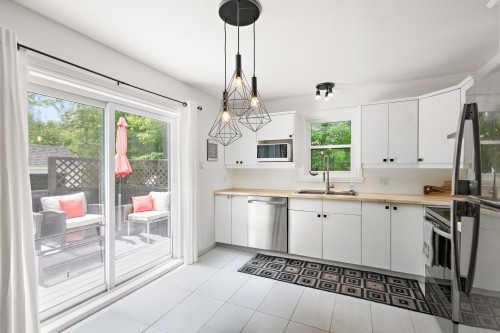 Cuisine - 28 Rue Willow, Lac-Brome, QC - Indoor Photo Showing Kitchen With Double Sink