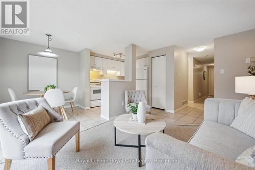 2 - 66 Rodgers Road, Guelph (Kortright West), ON - Indoor Photo Showing Living Room
