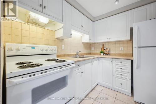 2 - 66 Rodgers Road, Guelph (Kortright West), ON - Indoor Photo Showing Kitchen With Double Sink