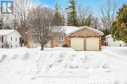 40 FAIRWAY CRESCENT  Wasaga Beach, ON L9Z 1B8