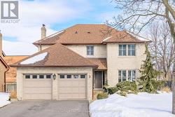 3 WOODLAWN COURT  Whitby (Blue Grass Meadows), ON L1N 6R4