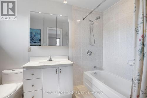 1939 Wembley Avenue, Ottawa, ON - Indoor Photo Showing Bathroom