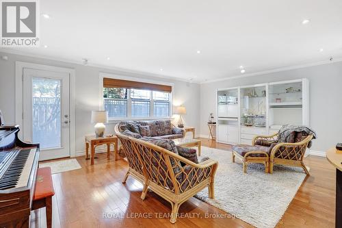 1939 Wembley Avenue, Ottawa, ON - Indoor Photo Showing Living Room