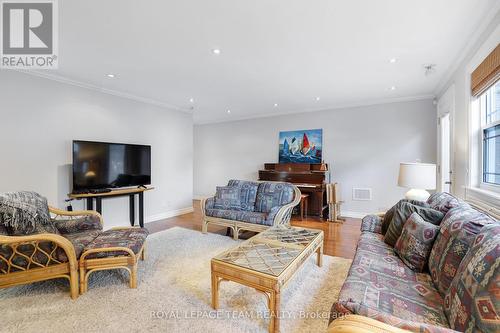 1939 Wembley Avenue, Ottawa, ON - Indoor Photo Showing Living Room