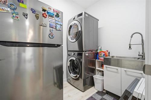 119 Berry Hill Road, Winnipeg, MB - Indoor Photo Showing Laundry Room