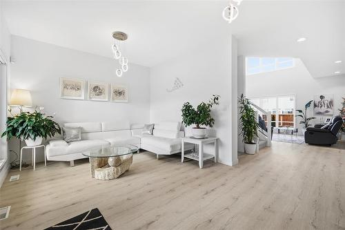119 Berry Hill Road, Winnipeg, MB - Indoor Photo Showing Living Room