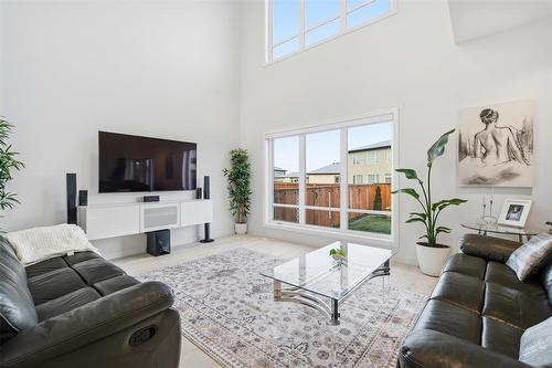 119 Berry Hill Road, Winnipeg, MB - Indoor Photo Showing Living Room
