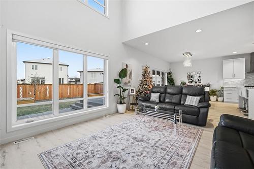 119 Berry Hill Road, Winnipeg, MB - Indoor Photo Showing Living Room