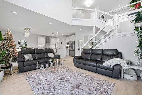 119 Berry Hill Road, Winnipeg, MB - Indoor Photo Showing Living Room