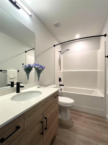 210-2465 Gateway Rd, Langford, BC - Indoor Photo Showing Bathroom