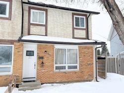 27 West Lake CR  Winnipeg, MB R3T 4T3