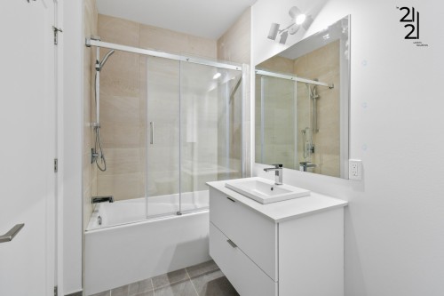 Bathroom - 506-2121 Av. Papineau, Montréal (Ville-Marie), QC - Indoor Photo Showing Bathroom