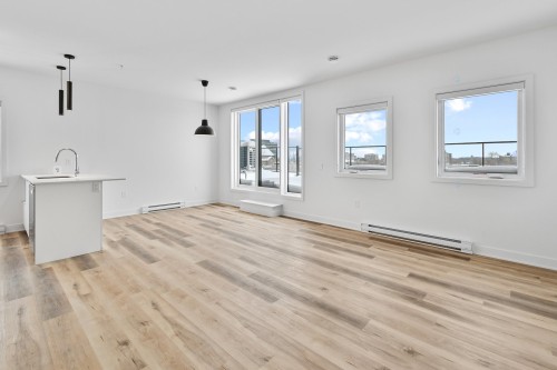 Salon - 502-2121 Av. Papineau, Montréal (Ville-Marie), QC - Indoor