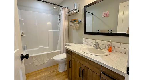 709 22Nd Avenue, Cranbrook, BC - Indoor Photo Showing Bathroom