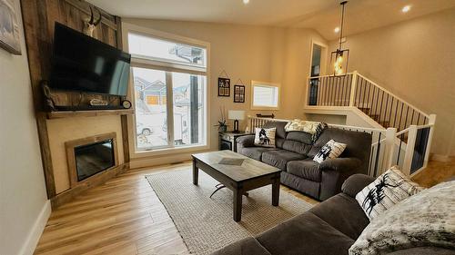 709 22Nd Avenue, Cranbrook, BC - Indoor Photo Showing Living Room With Fireplace