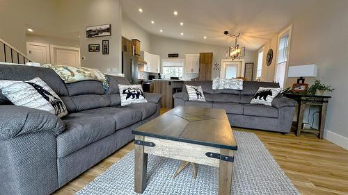 709 22Nd Avenue, Cranbrook, BC - Indoor Photo Showing Living Room