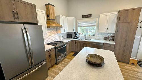 709 22Nd Avenue, Cranbrook, BC - Indoor Photo Showing Kitchen With Double Sink