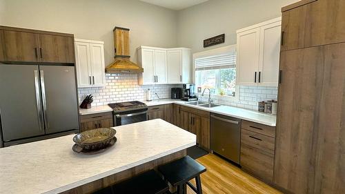 709 22Nd Avenue, Cranbrook, BC - Indoor Photo Showing Kitchen With Double Sink
