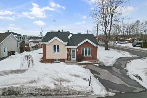 2 Rue des Jacinthes  Salaberry-De-Valleyfield, QC J6S 6V2