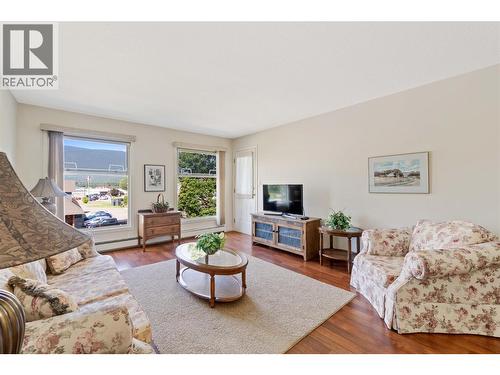 851 5 Avenue Sw Unit# 303, Salmon Arm, BC - Indoor Photo Showing Living Room
