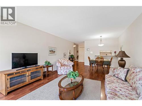 851 5 Avenue Sw Unit# 303, Salmon Arm, BC - Indoor Photo Showing Living Room