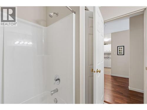 851 5 Avenue Sw Unit# 303, Salmon Arm, BC - Indoor Photo Showing Bathroom