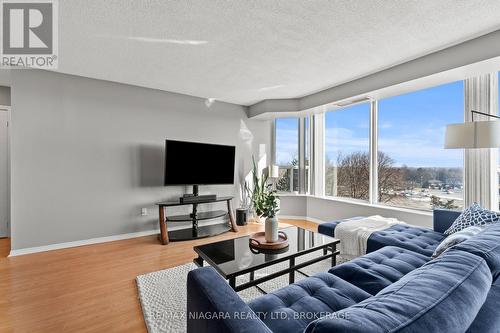 601 - 81 Scott Street, St. Catharines (Lakeport), ON - Indoor Photo Showing Living Room