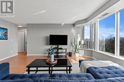 601 - 81 Scott Street, St. Catharines (Lakeport), ON - Indoor Photo Showing Living Room