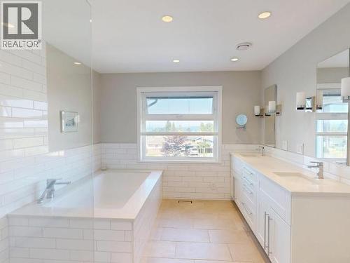 3784 Trail Place, Powell River, BC - Indoor Photo Showing Bathroom