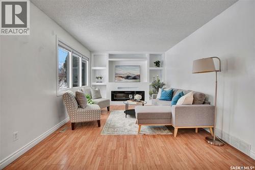 419 Hull Crescent, Saskatoon, SK - Indoor Photo Showing Living Room