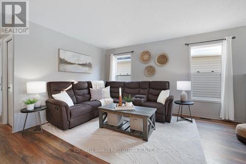 37 Boulder Way, Ottawa, ON - Indoor Photo Showing Living Room