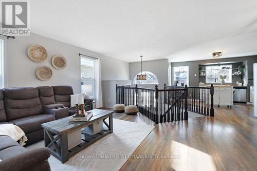 37 Boulder Way, Ottawa, ON - Indoor Photo Showing Living Room
