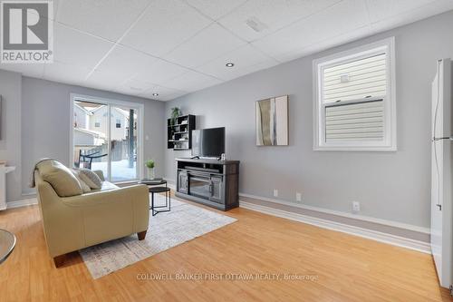 37 Boulder Way, Ottawa, ON - Indoor Photo Showing Living Room