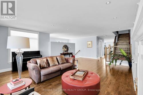 556 Edison Avenue, Ottawa, ON - Indoor Photo Showing Living Room