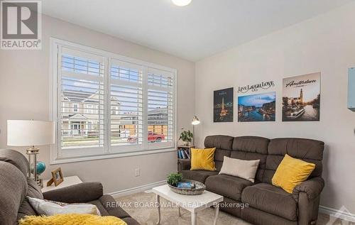 741 Derreen Avenue, Ottawa, ON - Indoor Photo Showing Living Room