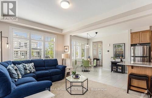 741 Derreen Avenue, Ottawa, ON - Indoor Photo Showing Living Room