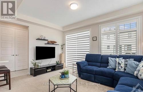 741 Derreen Avenue, Ottawa, ON - Indoor Photo Showing Living Room