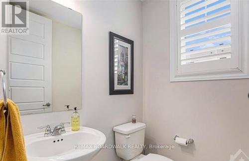 741 Derreen Avenue, Ottawa, ON - Indoor Photo Showing Bathroom