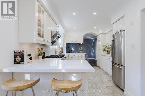 3325 Lakeshore Road, Burlington, ON - Indoor Photo Showing Kitchen With Upgraded Kitchen