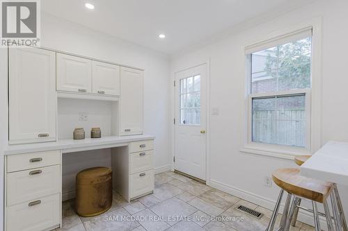 3325 Lakeshore Road, Burlington, ON - Indoor